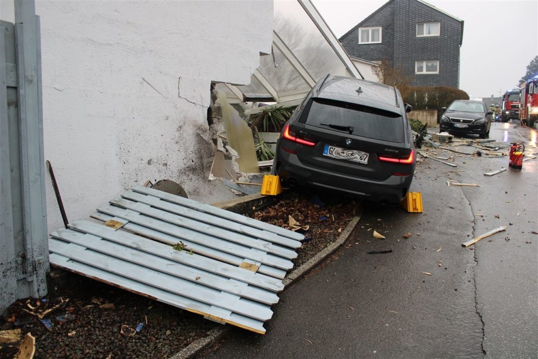 Einsturzgefahr: In Wermelskirchen raste ein BMW in eine Hauswand und muss dort zunächst verbleiben, damit das Haus nicht einstürzt. Foto: Polizei RheinBerg