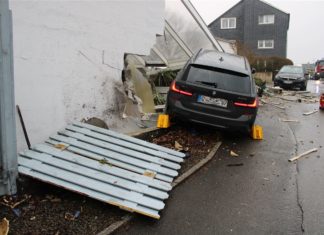 Einsturzgefahr: In Wermelskirchen raste ein BMW in eine Hauswand und muss dort zunächst verbleiben, damit das Haus nicht einstürzt. Foto: Polizei RheinBerg