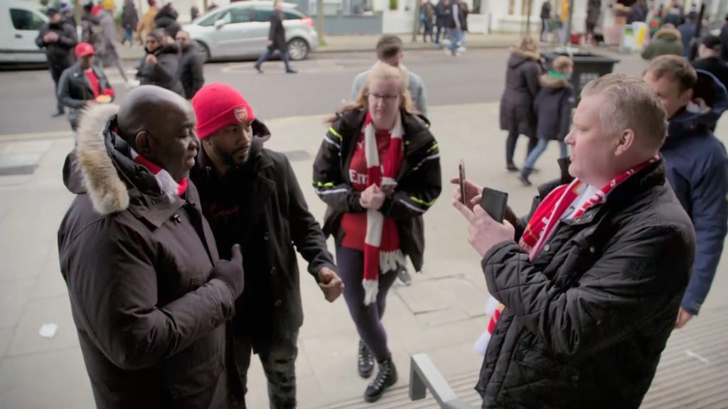 Robbie Lyle sucht den Austausch mit den Fans. Er befürchtet ein Wiedererstarken des Rassismus im britischen Fußball. Foto: ZDF / Appeal TV