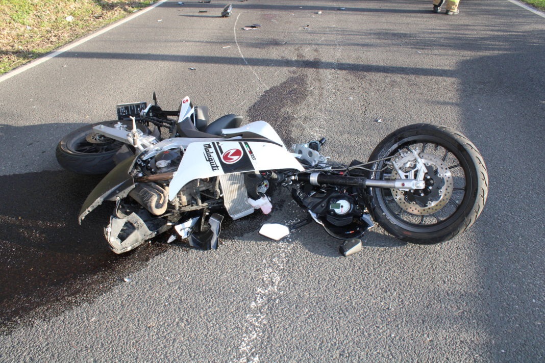 Motorradunfall: 17-jähriger Kölner geriet mit seiner Malaguti in den Gegenverkehr. Foto: Polizei RheinBerg