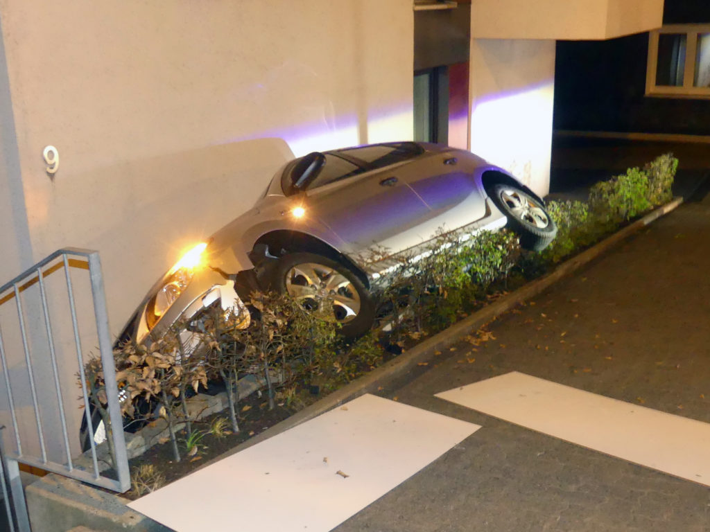 Gummersbach: Zwischen Hauswand und Gehweg eingekeilter Wagen. Foto: Polizei Oberberg