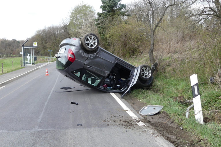 83-Jähriger überschlägt sich mit Auto