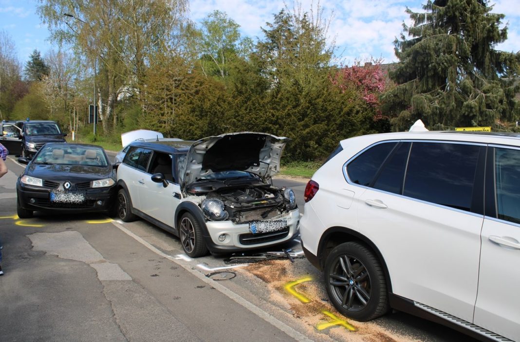 Unfall mit vielen Beteiligten in Bergisch Gladbach: Fuß im Pedal steckengeblieben: 83-Jähriger rast ungebremst in wartende Autos. Foto: Polizei RheinBerg