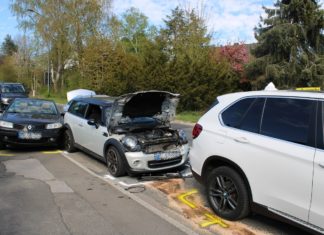 Unfall mit vielen Beteiligten in Bergisch Gladbach: Fuß im Pedal steckengeblieben: 83-Jähriger rast ungebremst in wartende Autos. Foto: Polizei RheinBerg