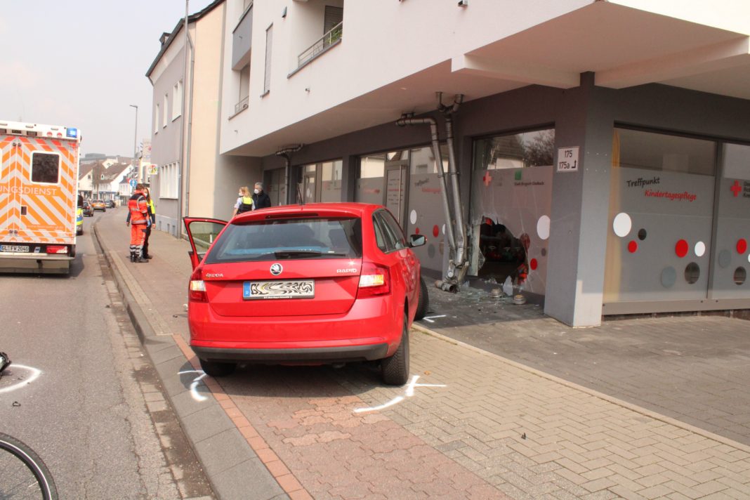Unter dem Einfluss von Medikamenten raste eine Autofahrerin in Bergisch-Gladbach in einer Kindertagesstätte in der Besnberger Straße. Foto: Polizei RheinBerg