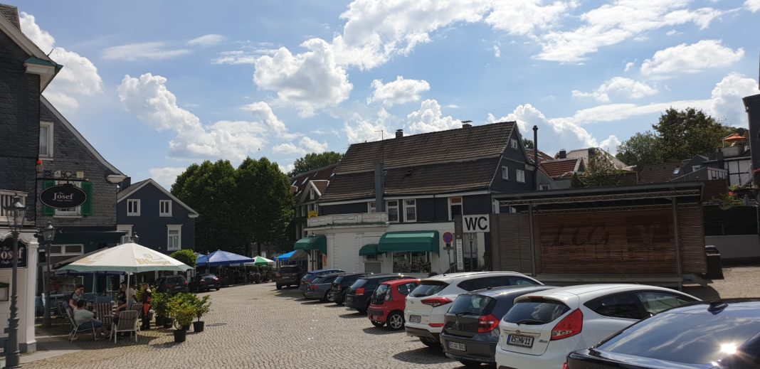 Schon 2020 war der Alter Markt in Lennep eher Parkplatz als Mittelpunkt vieler Veranstaltungen. Archivfoto: Sascha von Gerishem (16.08.2020)