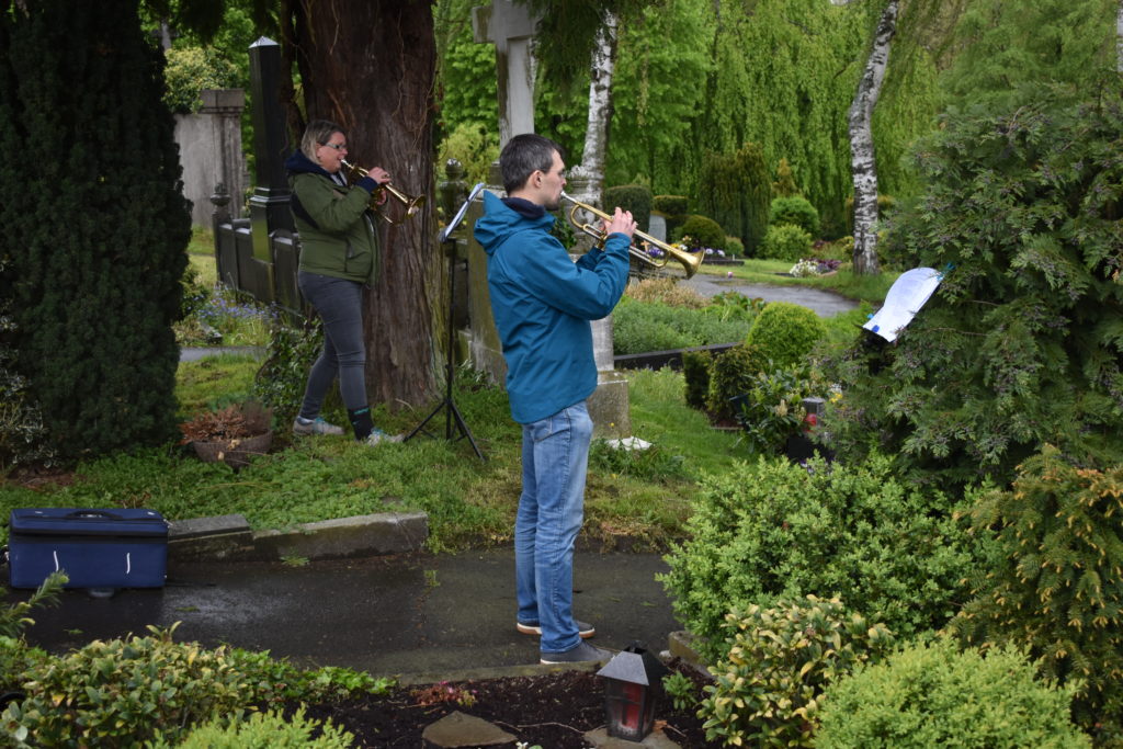 Auf dem evangelischen Friedhof waren die die musikalischen Beiträge am Besten und Klarsten zu hören, empfand Autor Peter Klohs. Im Bild: Ulrike Donner und Philipp Jeßberger. Foto: Peter Klohs