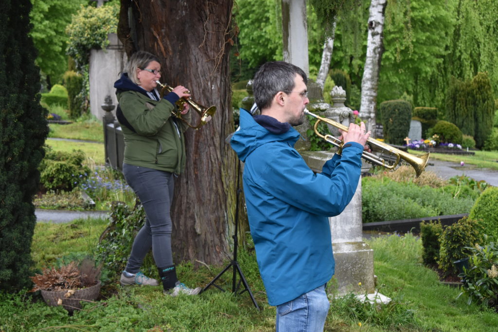 Urike Donner (Flügelhorn) und Philipp Jeßberger (Trompete) auf dem evangelischen Friedhof. Foto: Peter Klohs