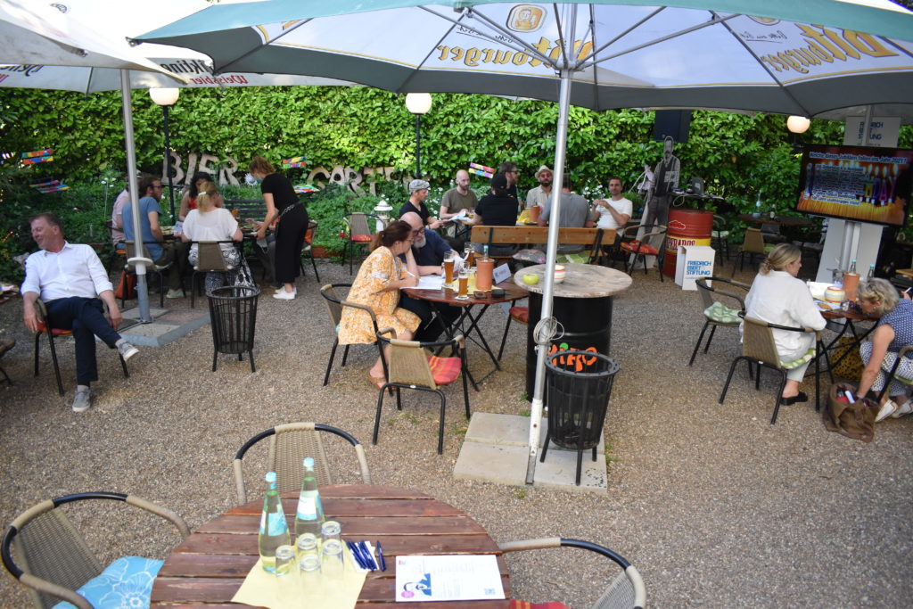 Gemütlich und doch auf Abstand ging es im Miro in der Scharffstraße 5 in Remscheid zu. Foto: Peter Klohs