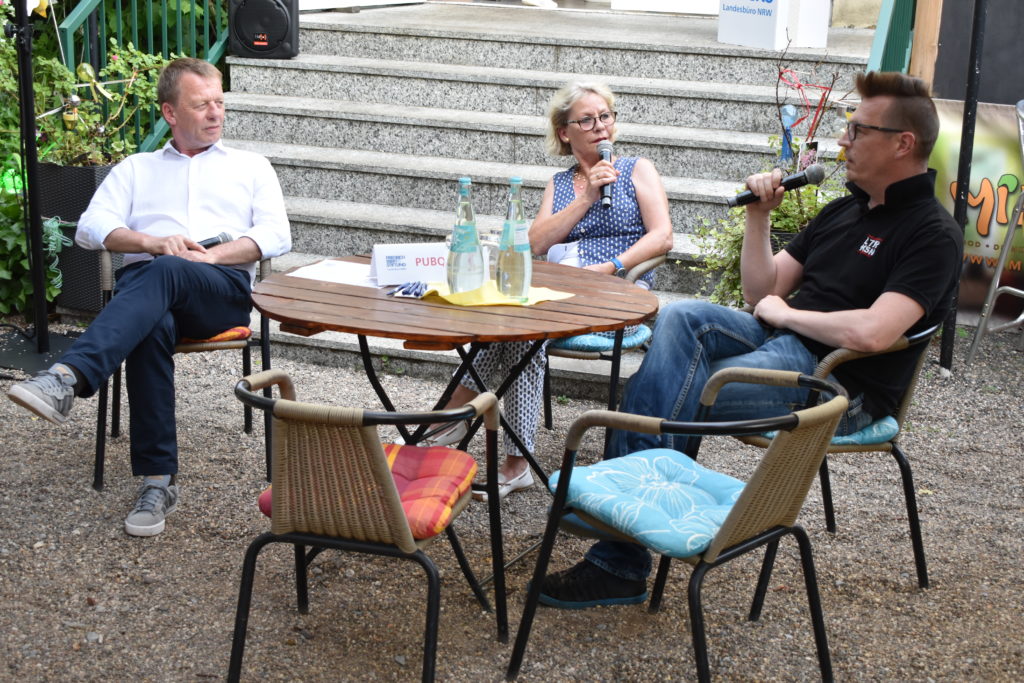 PubTalk mit Remscheids Oberbürgermeister Burkhard Mast-Weisz, Moderatorin Corinna Schlechtriem und Aktivist Sascha von Gerishem. Foto: Peter Klohs