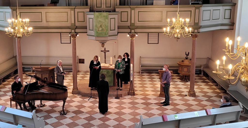 Amtseinführung von Pfarrerin Annette Schmid in der festlich erleuchteten Citykirche Remscheids. Foto: Kirchenkreis Lennep / Volk