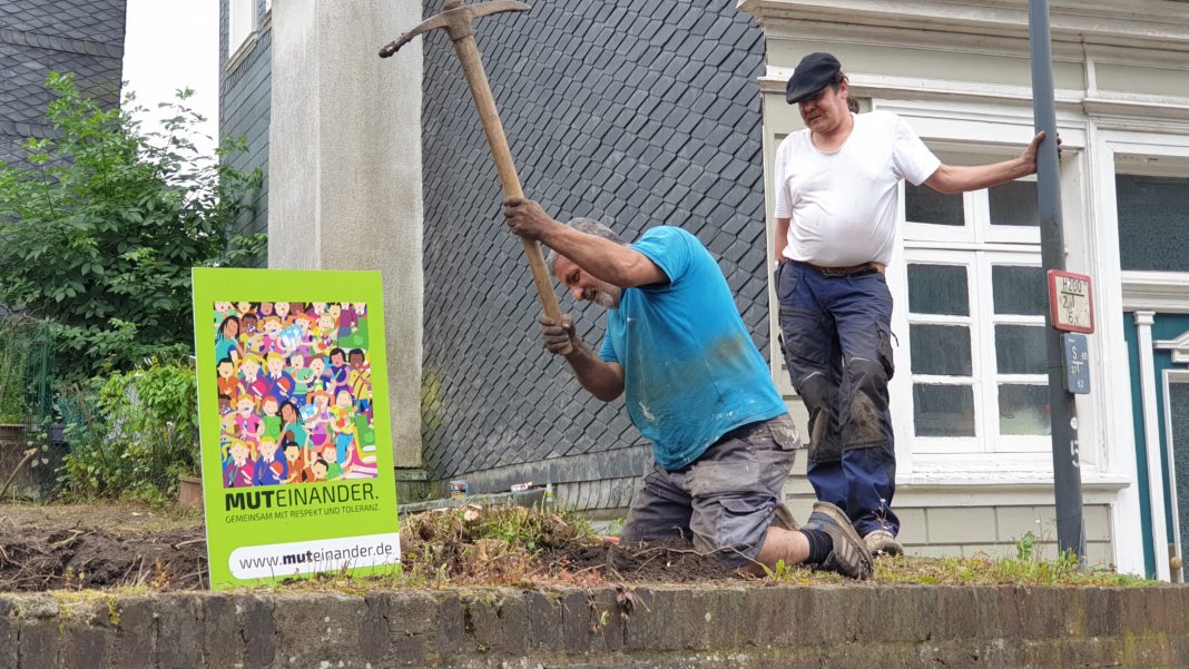 Mit Unterstützung aus der Nachbarschaft versucht Aliaba Topbas ein Gartenlokal im Dorf zu schaffen. Foto: Sascha von Gerishem