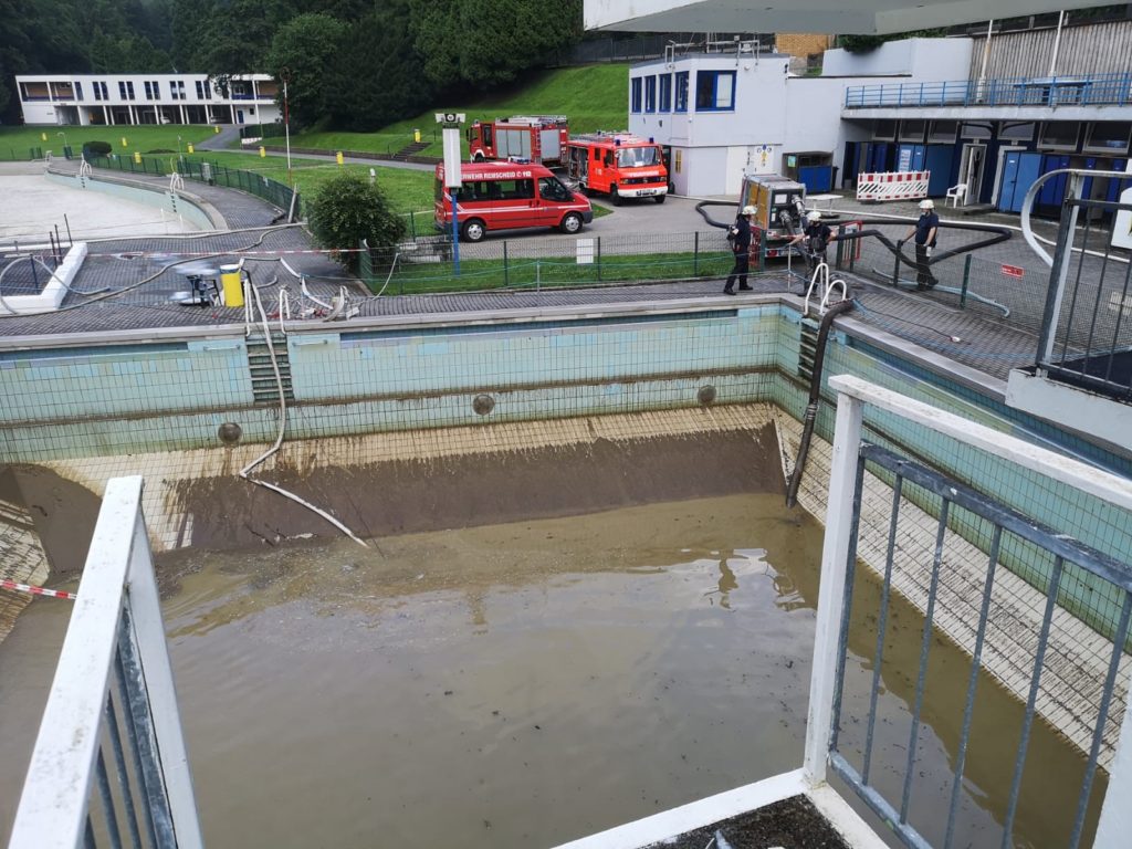 Mit Schmutzwasserpumpen wird das Freibad Eschbachtal vom Schlamm befreit. Foto: Feuerwehr Remscheid