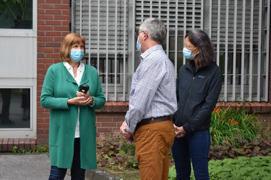 Im Gespräch: Katja Grafenweg, Leiterin der JVA mit Miriam und Peter Auwerda. Foto: Peter Klohs