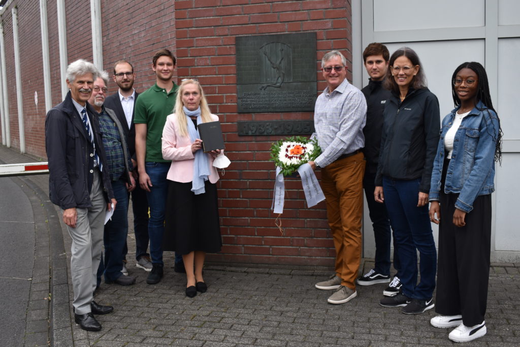 Die komplette Besuchergruppe vor der Gedenktafel. Foto: Peter Klohs