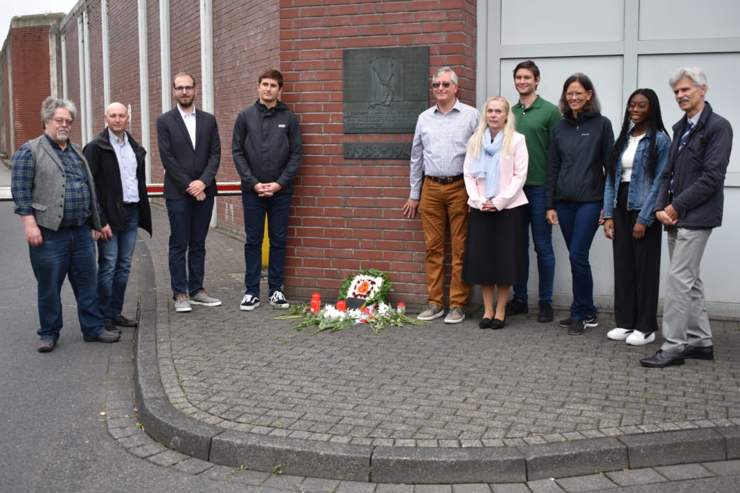 Die komplette Besuchergruppe vor der Gedenktafel. Foto: Peter Klohs