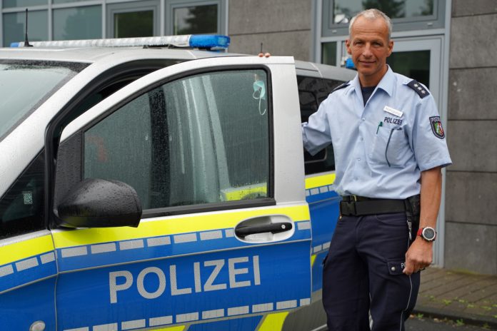 Hauptkommissar Stefan Nahrgang ist neuer Bezirksbeamter bei der Polizei in Hückeswagen. Foto: Polizei Hückeswagen Hauptkommissar Stefan Nahrgang ist neuer Bezirksbeamter bei der Polizei in Hückeswagen. Foto: Polizei Hückeswagen