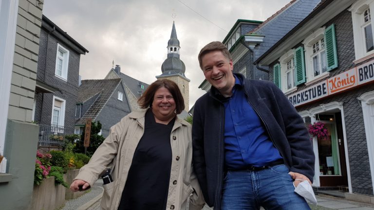 Theatermenschen im Gespräch: Steph Hoffmann begrüßt Sven Graf, den Künstlerischen Leiter vom Remscheider Teo Otto Theater. Foto: Sascha von Gerishem