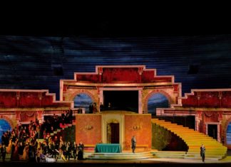 "Aus der Arena di Verona: Giuseppe Verdi - La Traviata": Die Bühne zeigt einen Ballsaal in dem ein rauschendes Fest gefeiert wird. © ZDF / EnneviFoto