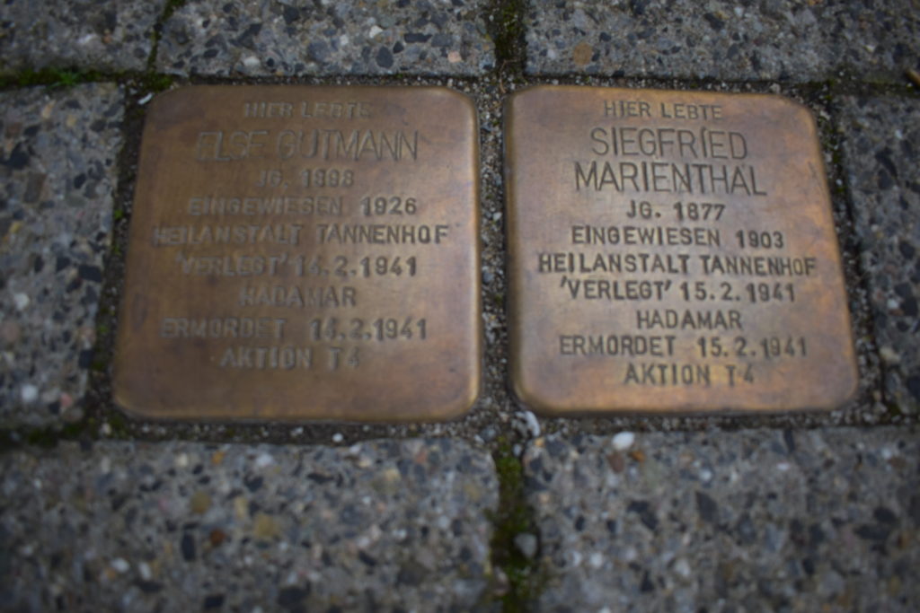 Die Stolpersteine für Else Gutmann und Siegfried Marienthal vor der Verwaltung der Evangelischen Stiftung Tannenhof in Remscheid-Lüttringhausen. Foto: Peter Klohs