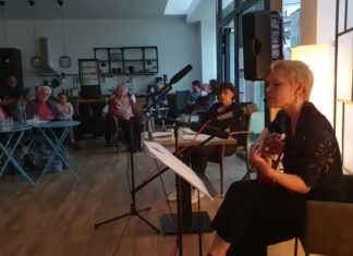 Ein Abend für die Freundschaft mit Sängerin Pia Kehl und Vorleserin Ulla Wilberg (v.r.) im Quartierstreff Klausen. Foto: Sascha von Gerishem
