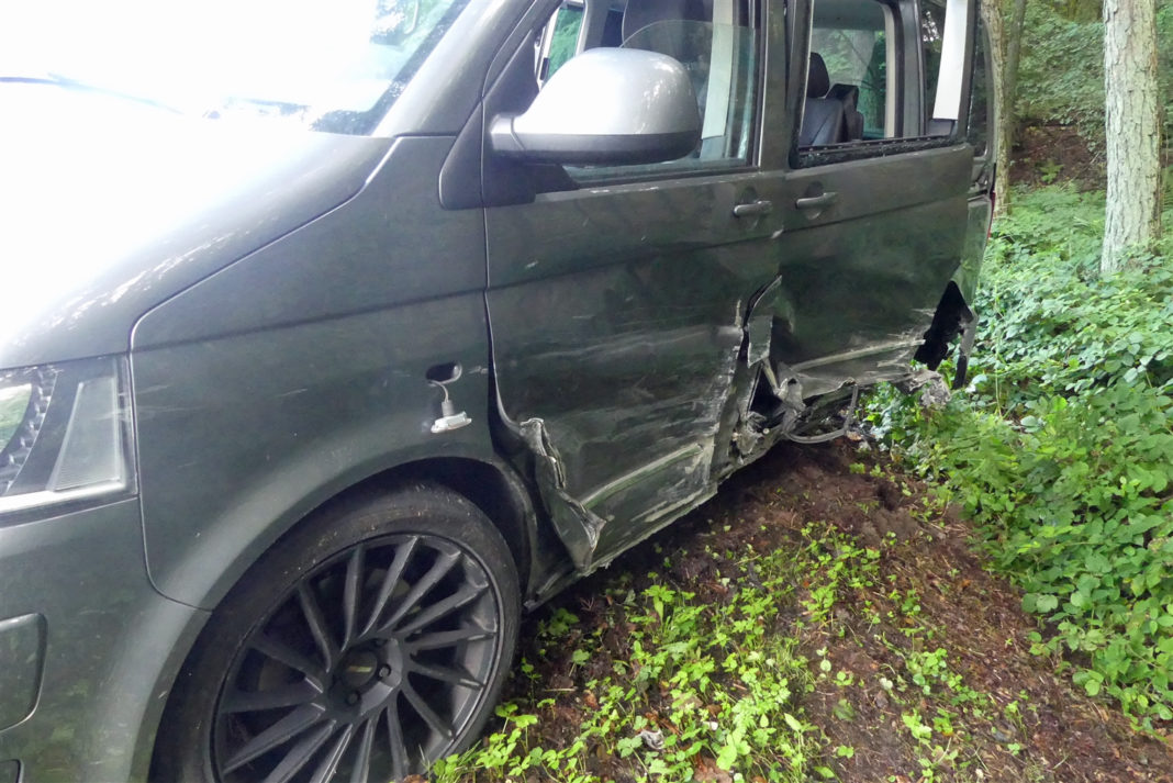 Der VW Bulli wurd bei dem Unfall auf der Landstraße 339 stark beschädigt. Foto: Polizei OberBerg