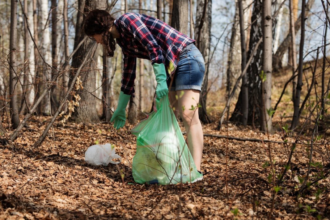 In der Stadt und in der Natur liegt immer wieder Müll einfach herum. Foto: Anastasia Gepp