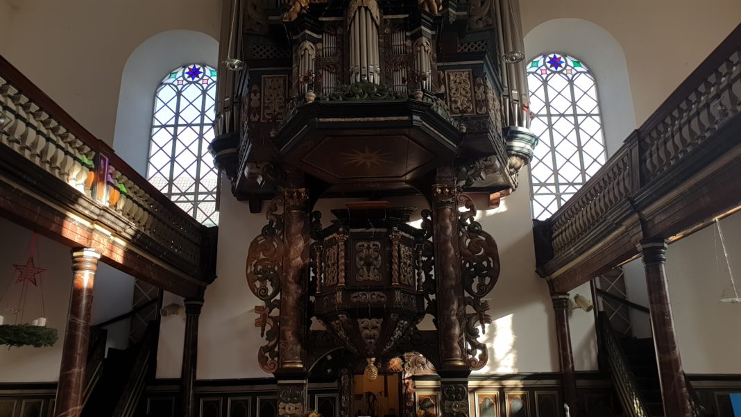 In der evangelischen Stadtkirche Lüttringhausen, oben ein Teil der Beckerath-Orgel. Foto: Sascha von Gerishem