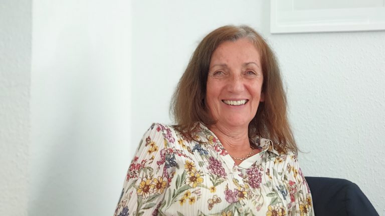 Schüler*innen schwimmen in den Ferien kostenlos im H2O