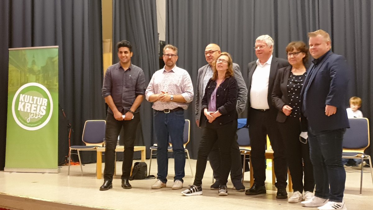 Gemeinsames Posieren nach der Tötterrunde: Shoan Vaisi, Dr. Robert Weindl, Ingo Schäfer, Silvia Vaeckenstedt, Jürgen Hardt, Kulturkreis.jetzt-Leiterin Ulla Wilberg und Moderator Thorsten Greuling. Foto: Sascha von Gerishem