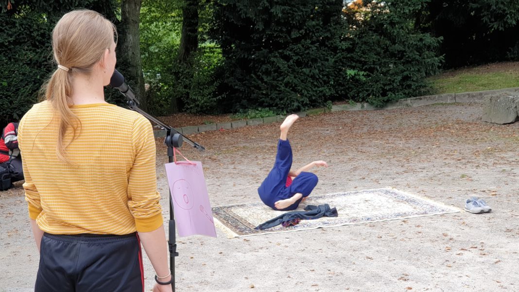 Joy Kammin war als Erste am Mikrofon und Julia Gómez Avilés interpretierte das Gehörte tänzerisch. Foto: Sascha von Gerishem