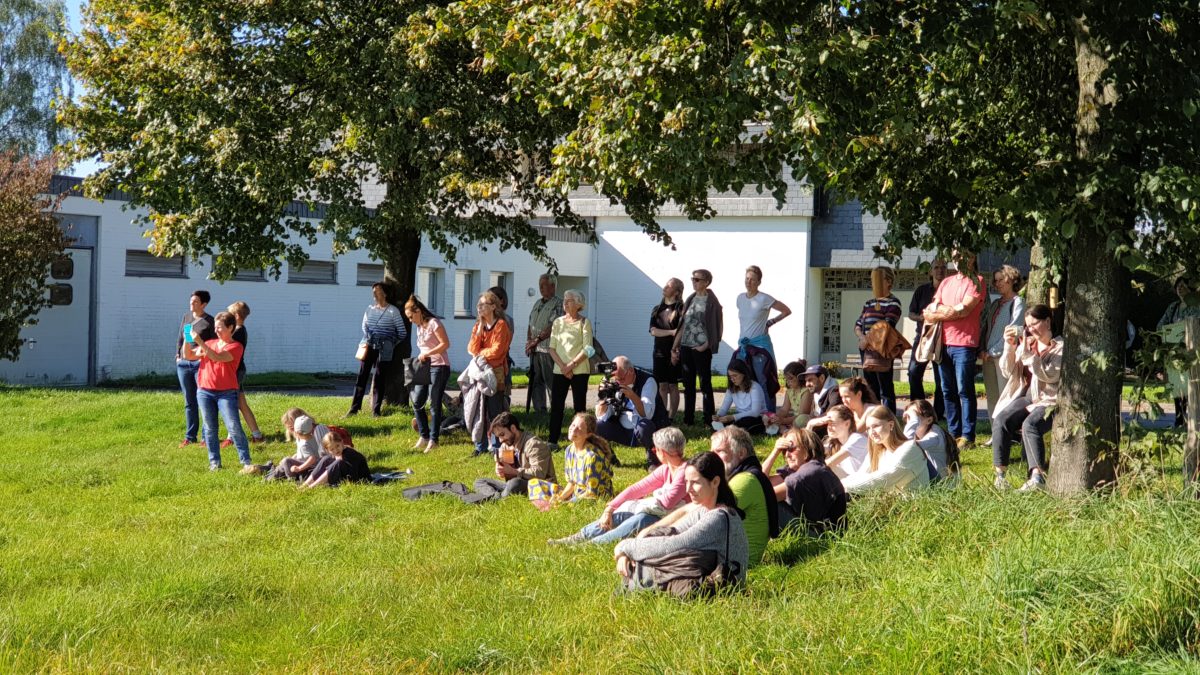 Das Publikum machte es sich im Gras gemütlich. Foto: Sascha von Gerishem