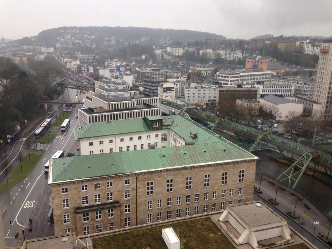 Die Bergische Industrie- und Handelskammer für Wuppertal-Solingen-Remscheid befindet sich am Heinrich-Kamp-Platz 2 in 42103 Wuppertal. Foto: Der-wuppertaler, CC BY-SA 4.0 , via Wikimedia Commons