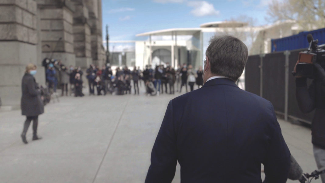 CDU-Chef Armin Laschet im April 2021 auf dem Weg zur Fraktions-Sitzung. Gleich trifft er auf seinen erbitterten Konkurrenten um die Kanzlerkandidatur: CSU-Chef Markus Söder. © ZDF/Lars Seefeldt