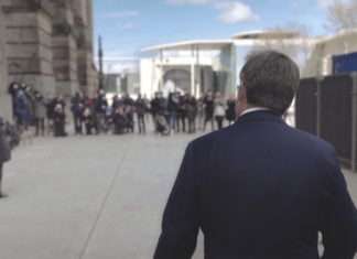 CDU-Chef Armin Laschet im April 2021 auf dem Weg zur Fraktions-Sitzung. Gleich trifft er auf seinen erbitterten Konkurrenten um die Kanzlerkandidatur: CSU-Chef Markus Söder. © ZDF/Lars Seefeldt