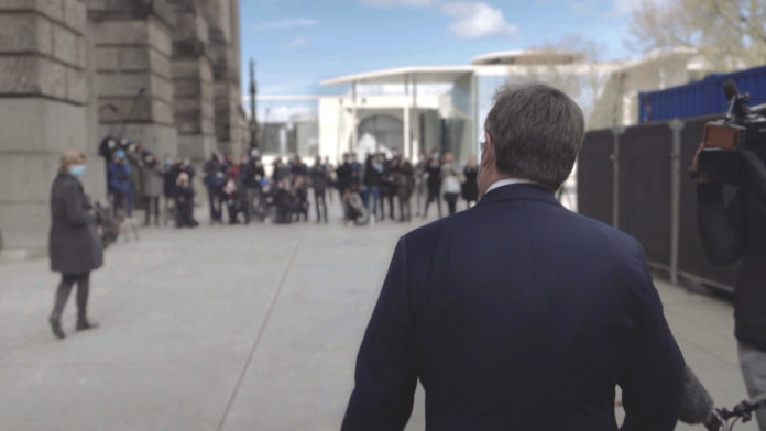 Der Kraftakt - Kampf ums Kanzleramt CDU-Chef Armin Laschet im April 2021 auf dem Weg zur Fraktions-Sitzung. Gleich trifft er auf seinen erbitterten Konkurrenten um die Kanzlerkandidatur: CSU-Chef Markus Söder. © ZDF/Lars Seefeldt