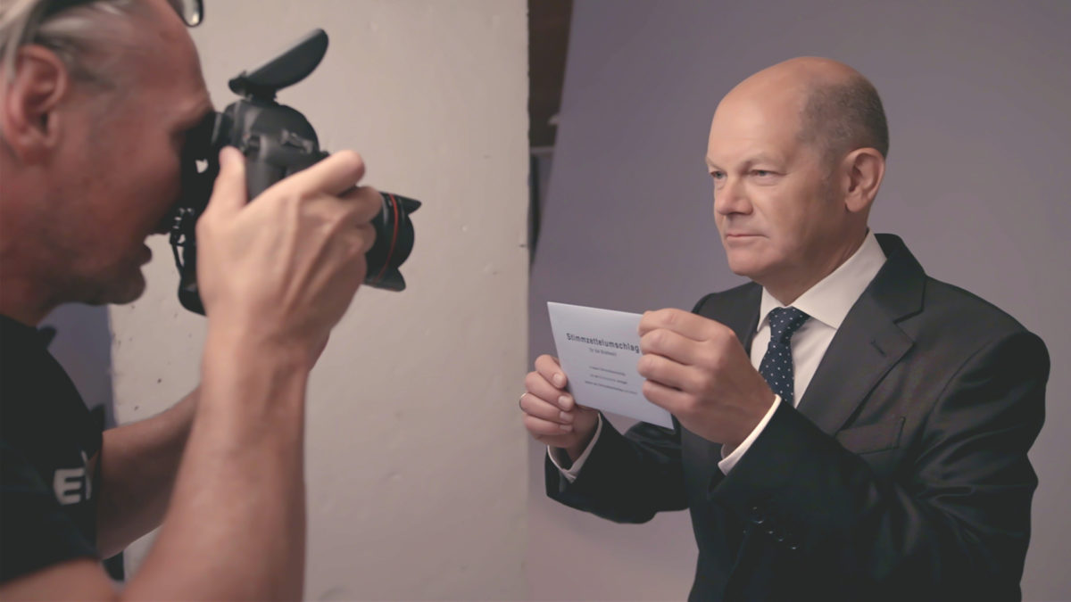 SPD-Kanzlerkandidat Olaf Scholz im Juni 2021 beim Foto-Shooting für die Wahlplakate. Die Umfragewerte seiner Partei sind niedrig Scholz glaubt trotzdem an einen Wahlsieg. © ZDF/Lars Seefeld