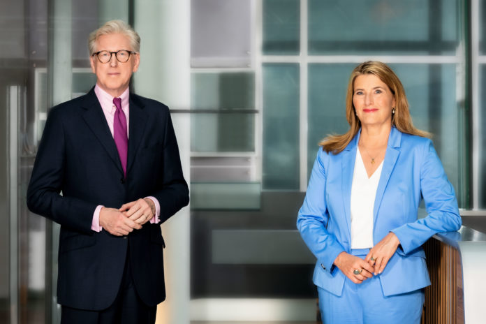 Theo Koll und Tina Hassel moderieren die Schlussrunde der Spitzenkandidatinnen und -kandidaten aller im Bundestag vertretenen Parteien, also nicht nur den demokratischen. ©ZDF / Svea Pietschmann Theo Koll und Tina Hassel moderieren die Schlussrunde der Spitzenkandidatinnen und -kandidaten aller im Bundestag vertretenen Parteien, also nicht nur den demokratischen. ©ZDF / Svea Pietschmann