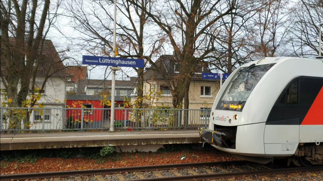 Die S7 von Abellio am Haltepunkt Lüttringhausen. Foto: Sascha von Gerishem