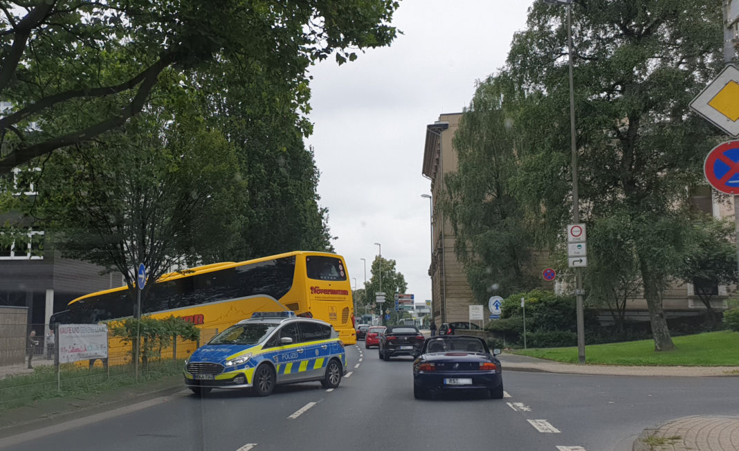 Der Reisebus durchbrach den Mittelstreifen der Elberfelder Straße. Foto: Sascha von Gerishem