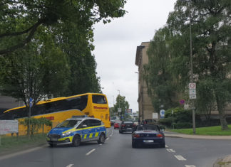 Der Reisebus durchbrach den Mittelstreifen der Elberfelder Straße. Foto: Sascha von Gerishem