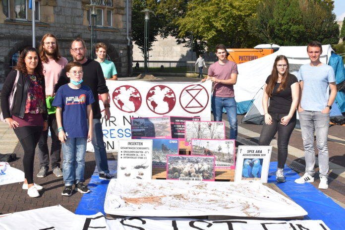Bündnis Remscheid, Seebrücke Remscheid, der Jugendrat und Extinction Rebellion veranstalten das Klimacamp auf dem Rathausplatz gemeinsam mit vielen Unterstützenden. Foto: Peter Klohs Bündnis Remscheid, Seebrücke Remscheid, der Jugendrat und Extinction Rebellion veranstalten das Klimacamp auf dem Rathausplatz gemeinsam mit vielen Unterstützenden. Foto: Peter Klohs