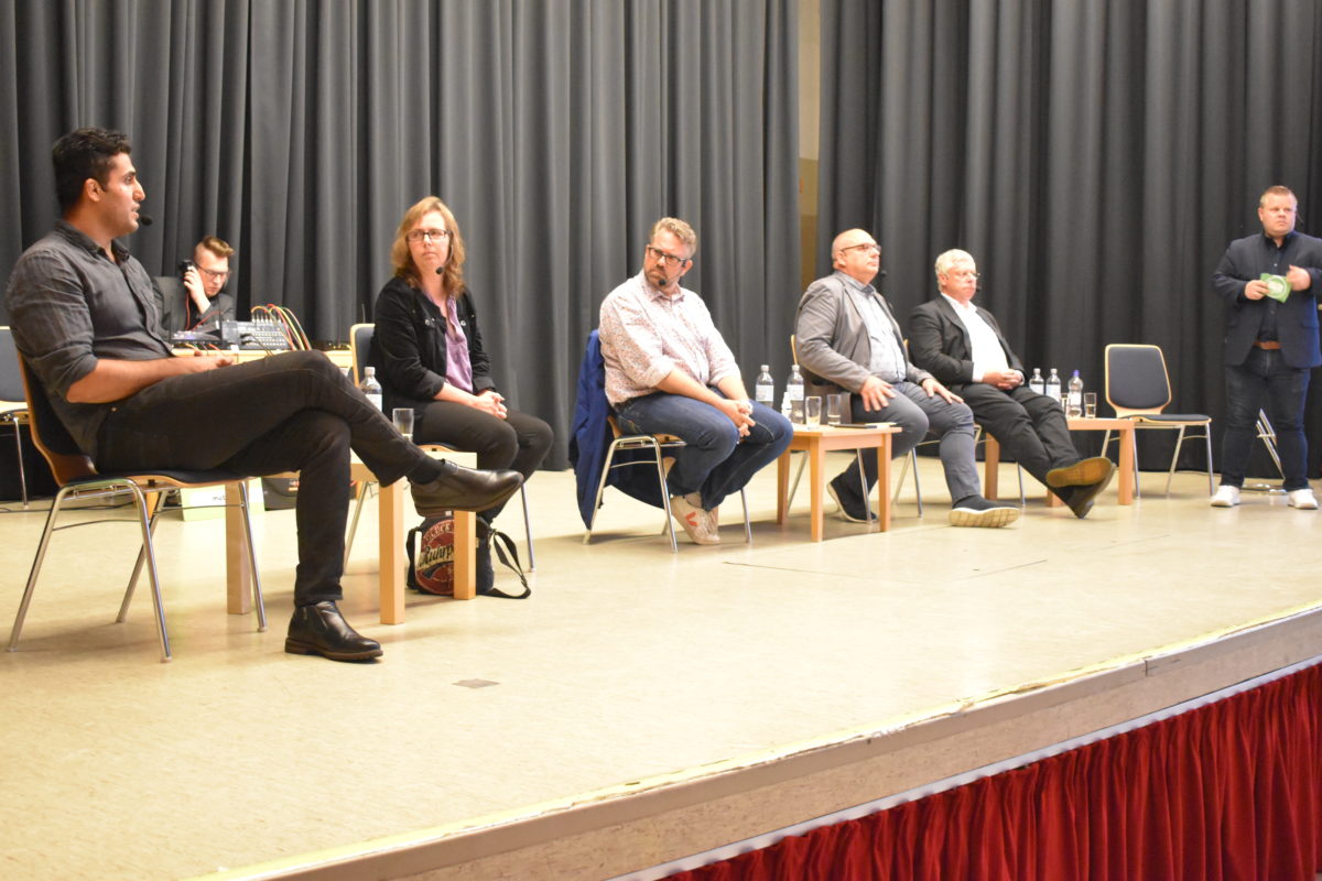 Shoan Vaisi, Silvie Vaeckenstedt, Dr. Robert Weindl, Ingo Schäfer, Jürgen Hardt und Moderator Thorsten Greuling. Foto: Peter Klohs