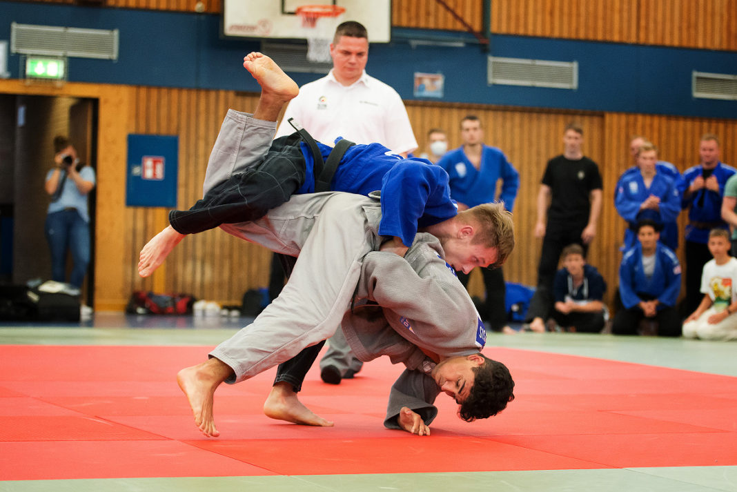 Christos Pintsis siegt dank starker Willensleistung ebenfalls doppelt. Foto: Jürgen Steinfeld