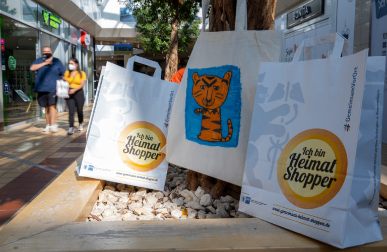 Heimat shoppen: Kinder bemalten Jutebeutel