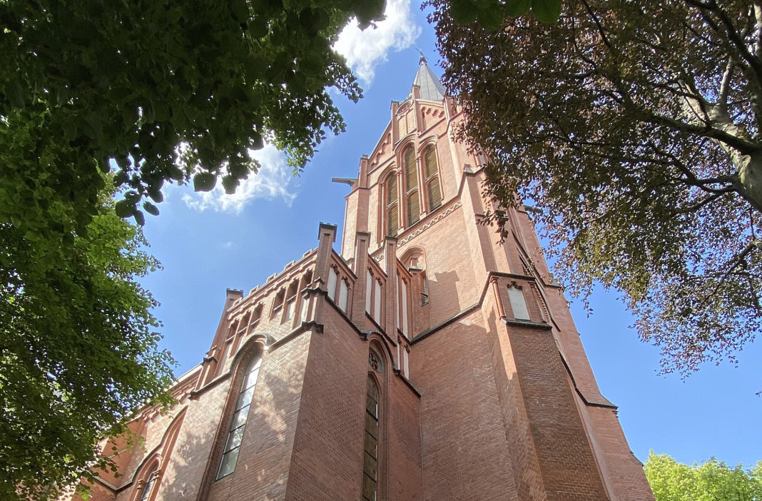 Die Martin-Luther-Kirche der Evangelischen Auferstehungs-Kirchengemeinde Remscheid. Foto: DiAuras, CC BY-SA 4.0 , via Wikimedia Commons