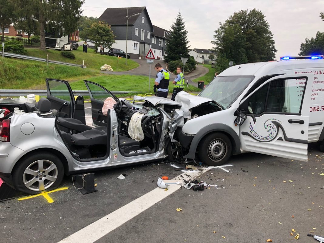 Frontalzusammenstoß: Ein Schwerverletzter bei Unfall in Laudenberg. Foto: Polizei RheinBerg