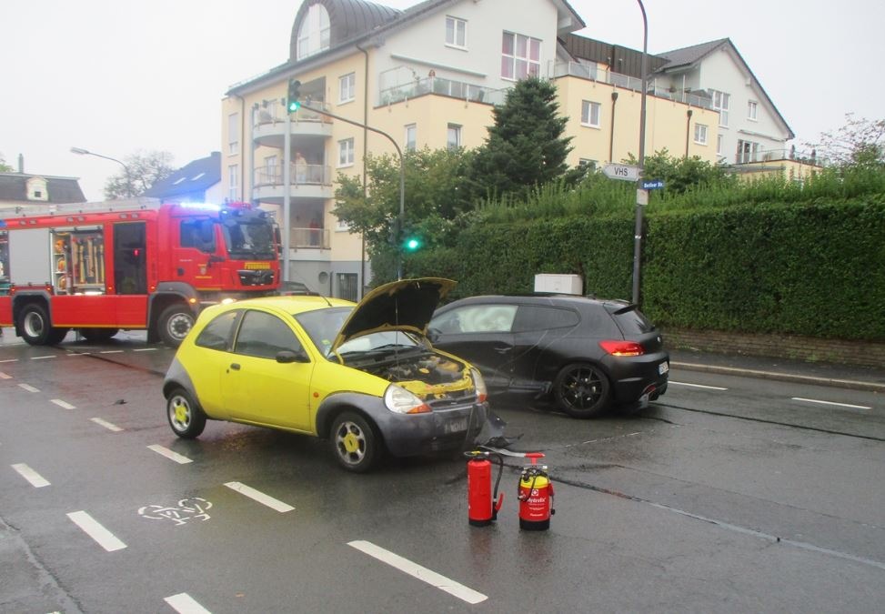 Verkehrsunfall in Wermelskirchen mit mehreren Beteiligten aus Remscheid. Foto: Polizei RheinBerg