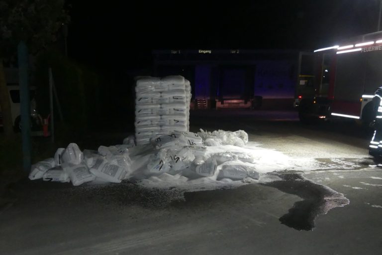 Palette mit gelagerten Kunststoffgranulat angezündet