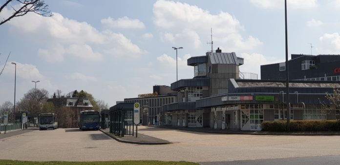 Das Betriebsgebäude der Stadtwerke Remscheid (re.) am Friedrich-Ebert-Platz wird abgerissen. Foto: Sascha von Gerishem Das Betriebsgebäude der Stadtwerke Remscheid (re.) am Friedrich-Ebert-Platz wird abgerissen. Foto: Sascha von Gerishem